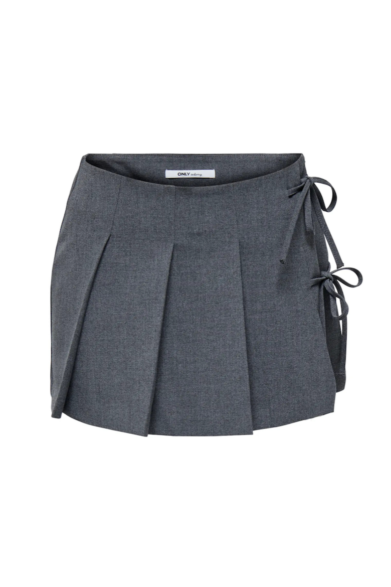 Grå melange skort fra Only med plisseret design og sidebånd.