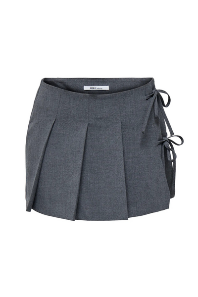 Grå melange skort fra Only med plisseret design og sidebånd.