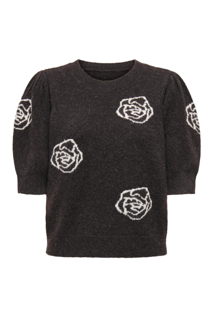 Pullover med rund hals, hvidt blomstermønster, korte pufærmer i sort farve.