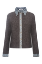 Packshot af Tanja strikcardigan fra Sassy Copenhagen i mørkegrå med blå denimkrave, denimdetaljer ved ærmerne og knaplukning foran