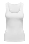 Hvid tanktop med firkantet halsudskæring og brede stropper, set forfra.