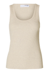 Havrefarvet ribbet top med U-halsudskæring fra Selected Femme. Enkel og stilren design.