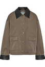 Brun cropped jakke med sort krave og manchetter, knapper og lommer med flapper.