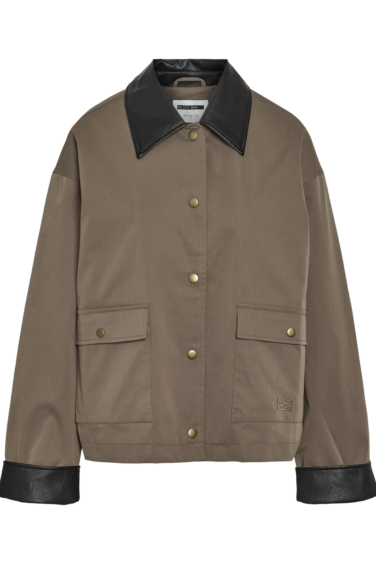 Brun cropped jakke med sort krave og manchetter, knapper og lommer med flapper.