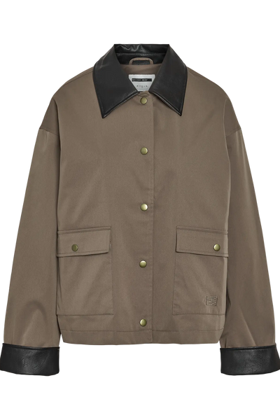 Brun cropped jakke med sort krave og manchetter, knapper og lommer med flapper.