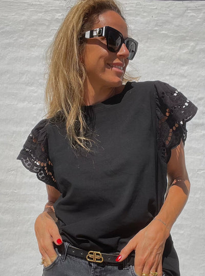 Sassy Copenhagen t-shirts & toppe Boxy t-shirt med blonder - Sort - Mia - Sassy Copenhagen