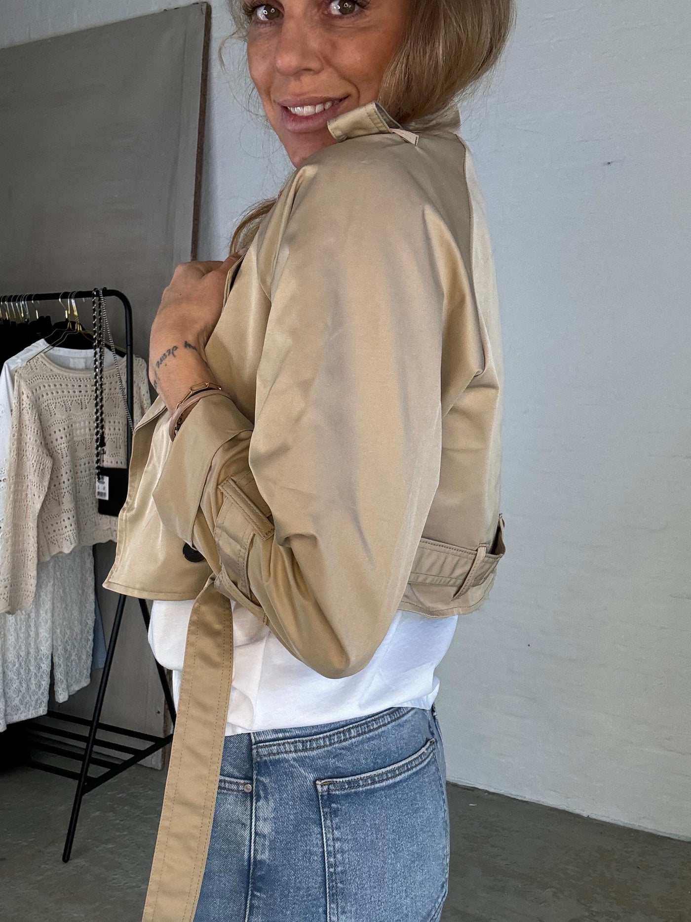 Sassy Copenhagen Overtøj Cropped trenchcoat - Sille Beige - Sassy Copenhagen (Bemærk preorder)