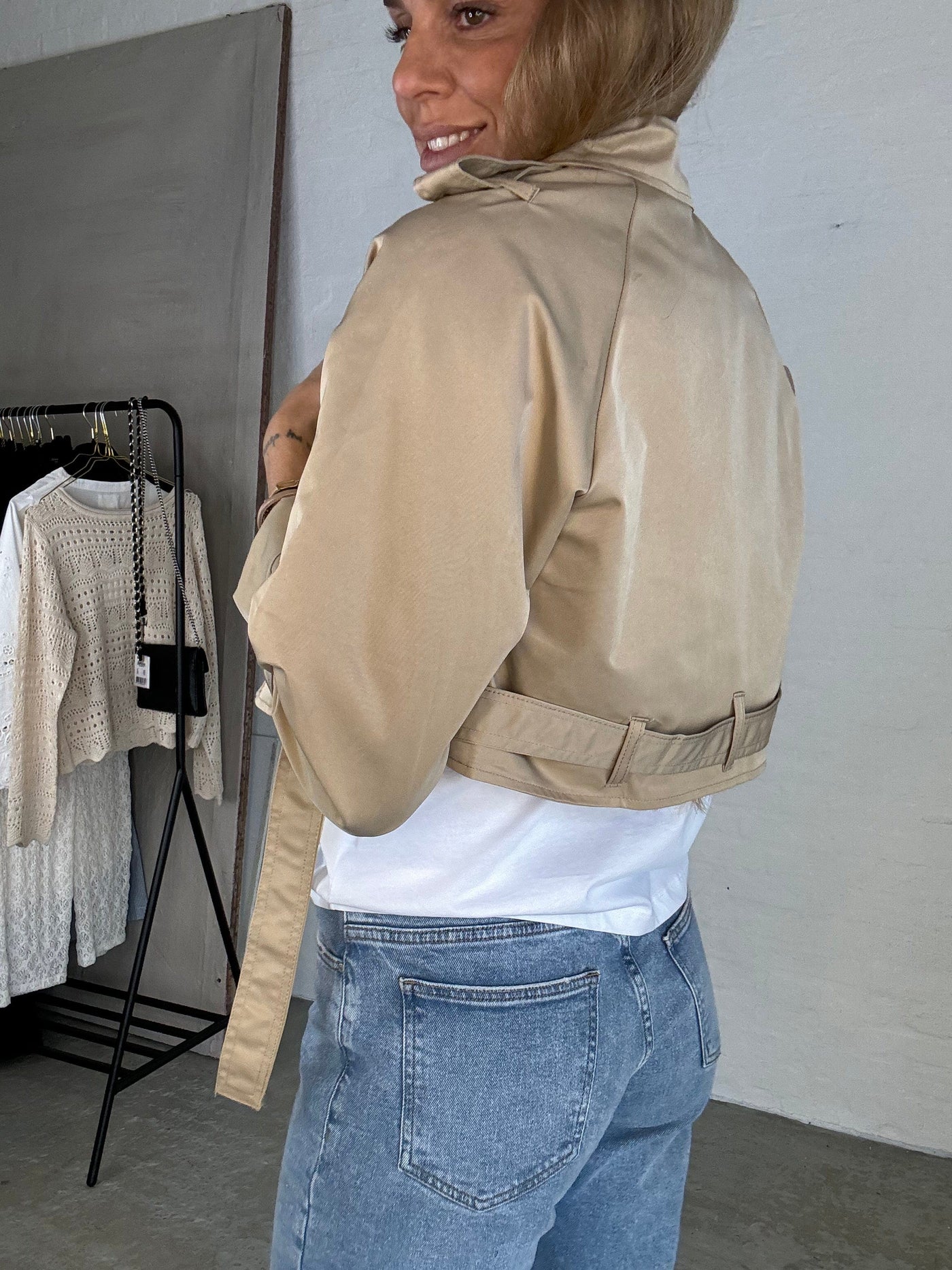 Sassy Copenhagen Overtøj Cropped trenchcoat - Sille Beige - Sassy Copenhagen (Bemærk preorder)