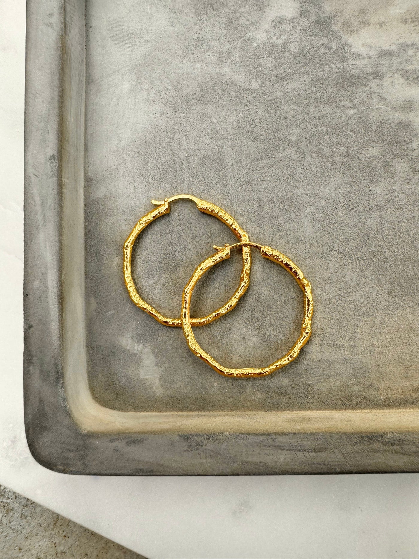 Andcopenhagen Guldøreringe Hammered hoops Big - 18 karat guldbelagt sterlingsølv- Sicca Gold - Andcopenhagen