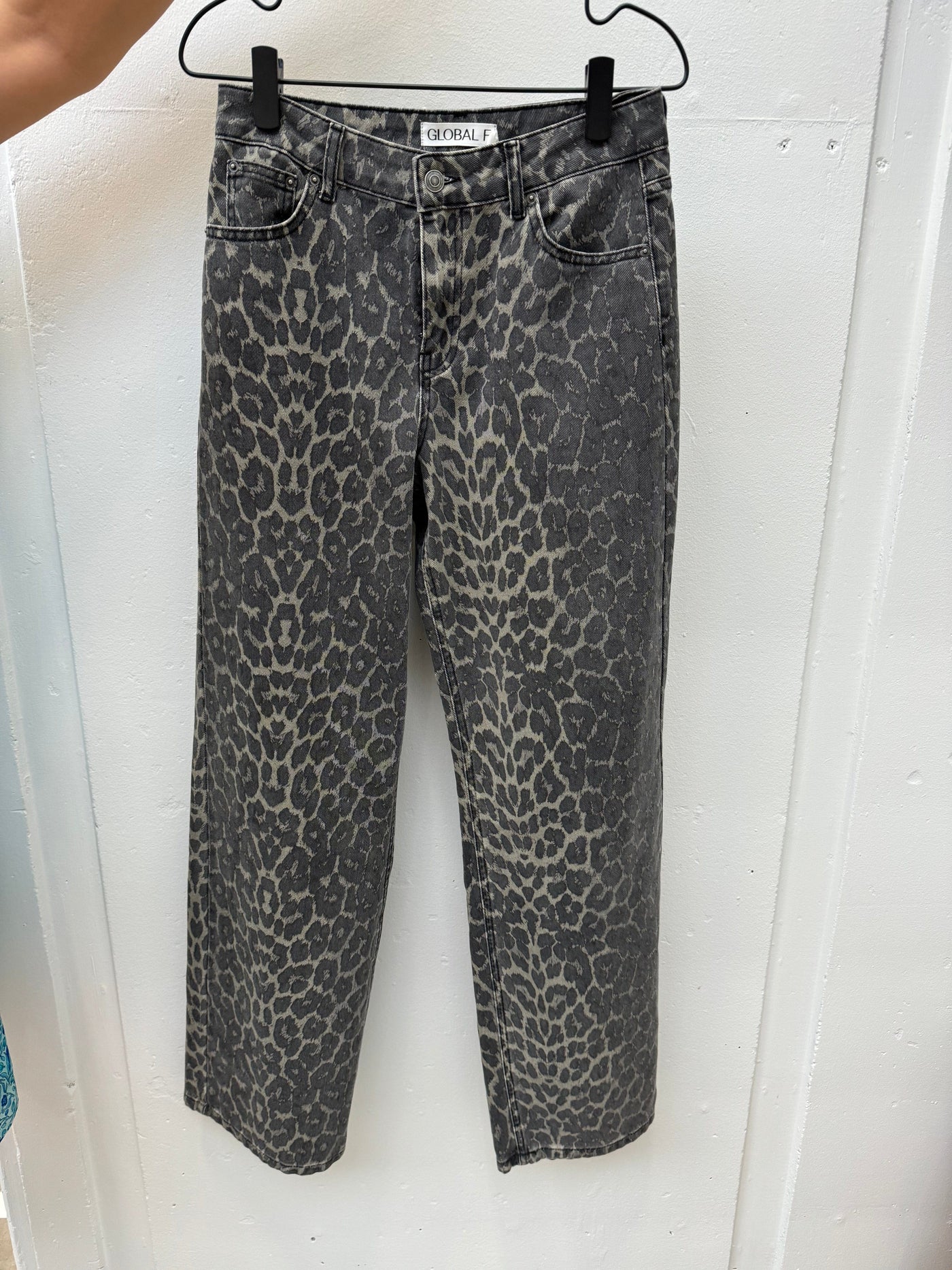 Global Funk Underdele Leopard Denim Jeans - Grå Leo Cadian - Global Funk (Bemærk Preorder)