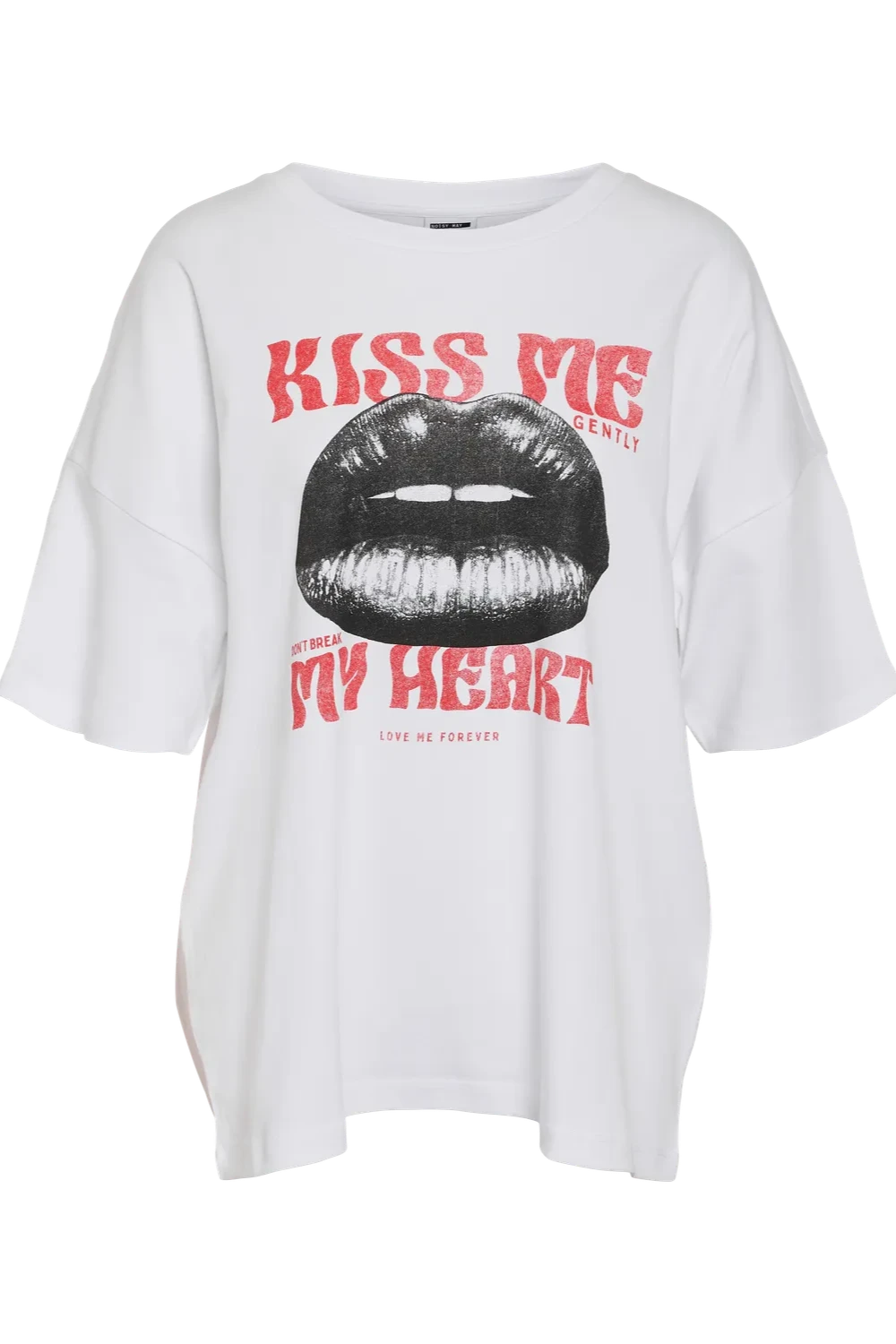 Hvid oversized T-shirt med rund hals. Grafisk print "KISS ME" og store læber på forsiden.