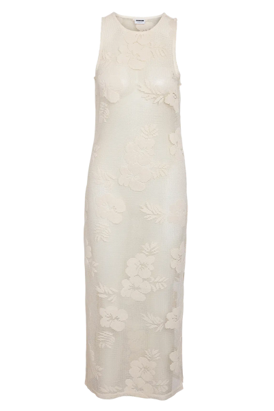 Ærmeløs kjole med blomstret lace-mønster og lang længde på ensfarvet baggrund.