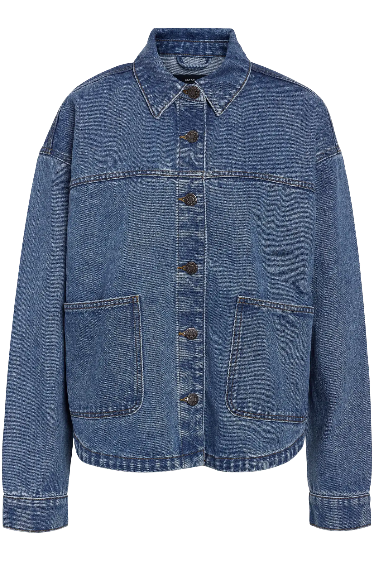 Blå denimjakke med skjortekrave, knaplukning og to store forlommer. Afslappet pasform.